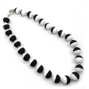 maschera bicolore, collana in vetro di Murano